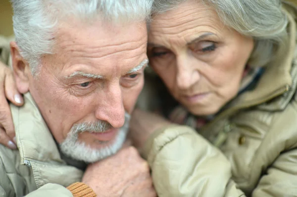 Triste coppia anziana nel parco — Foto Stock