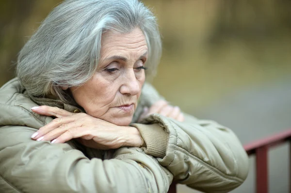 Bella vecchia triste — Foto Stock