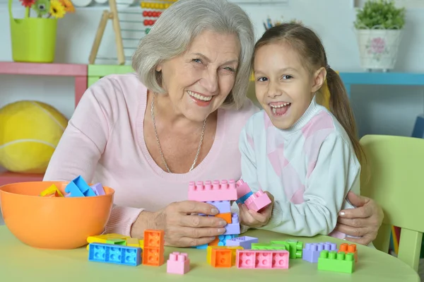 Großmutter mit Enkelin beim gemeinsamen Spielen — Stockfoto