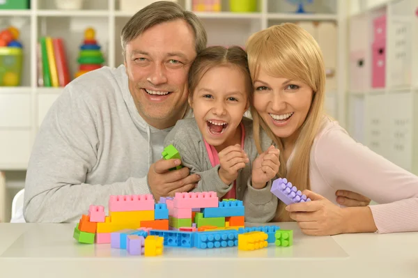 Glückliche Familie spielt zu Hause — Stockfoto