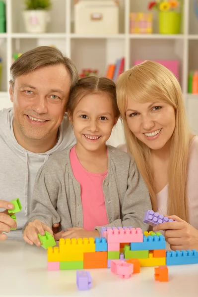 Família feliz jogando em casa — Fotografia de Stock