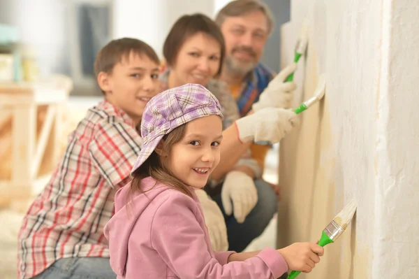 Familia feliz haciendo reparación en casa — Foto de Stock