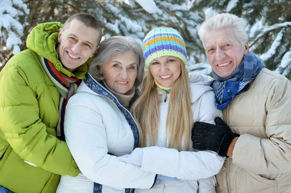 Glückliche Familie im Winter — Stockfoto