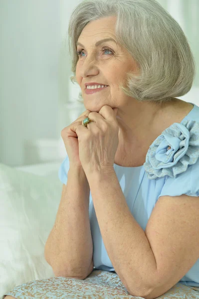 Portret van mooie oude vrouw — Stockfoto