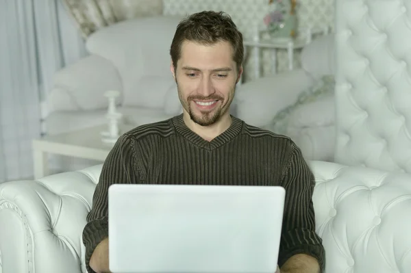 Young man with computer laptop — Stock Photo, Image