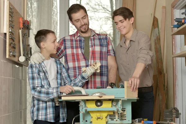 Hombres y niños haciendo reparación en casa — Foto de Stock