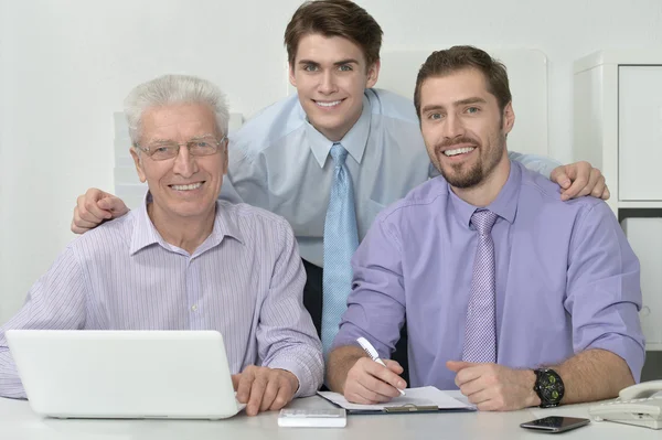 Zakenmensen die op laptop werken. — Stockfoto