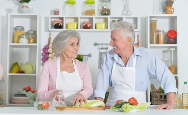 Senior homme et femme dans la cuisine — Photo