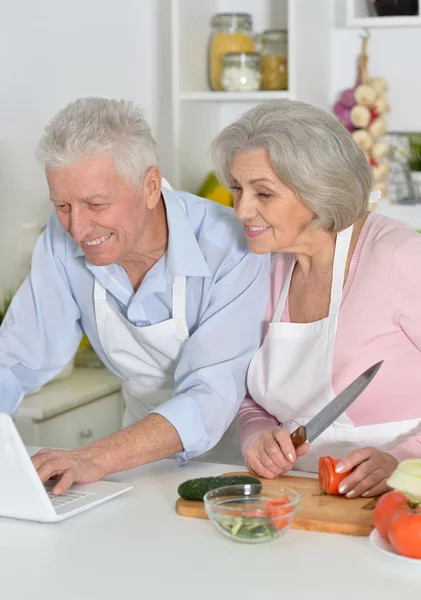 Hombre y mujer senior en la cocina — Foto de Stock