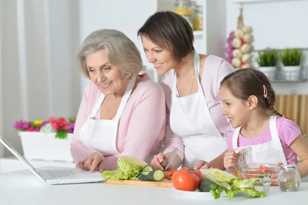 Vrouwen met meisje koken — Stockfoto