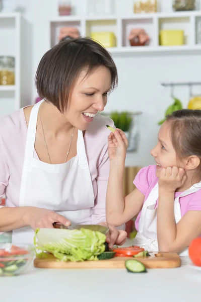 Mãe e filha cozinhar jantar — Fotografia de Stock