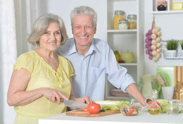Anziano uomo e donna in cucina — Foto Stock