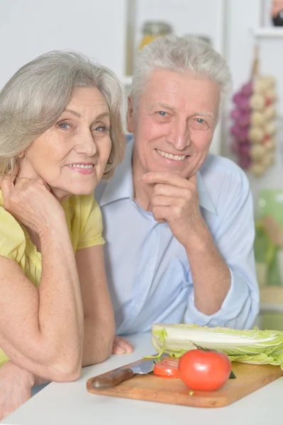 Senior man och kvinna i köket — Stockfoto