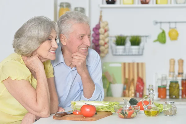 Hombre y mujer senior en la cocina — Foto de Stock