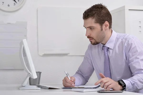 Uomo d'affari che lavora con il computer portatile in ufficio — Foto Stock