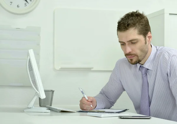 Homem de negócios trabalhando com laptop no escritório — Fotografia de Stock