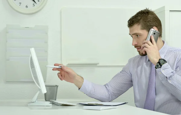 Empresário elegante com computador — Fotografia de Stock