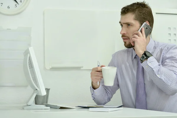 Elegante uomo d'affari con computer — Foto Stock