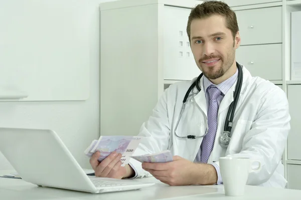 Medische arts werkzaam met laptop — Stockfoto