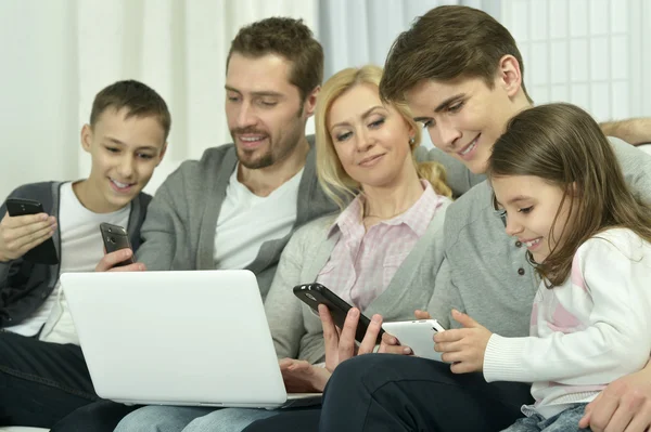 Família feliz com aparelhos eletrônicos — Fotografia de Stock