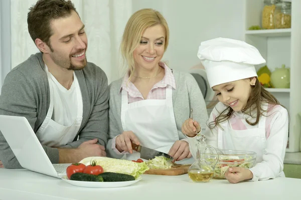 Szczęśliwa kuchnia rodzinna w kuchni — Zdjęcie stockowe