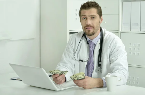 Médico trabajando con portátil —  Fotos de Stock