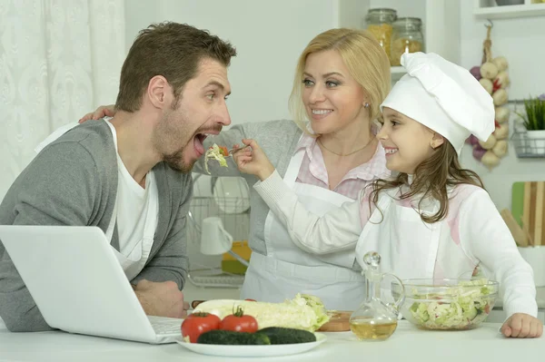 Família feliz cozinhar na cozinha — Fotografia de Stock