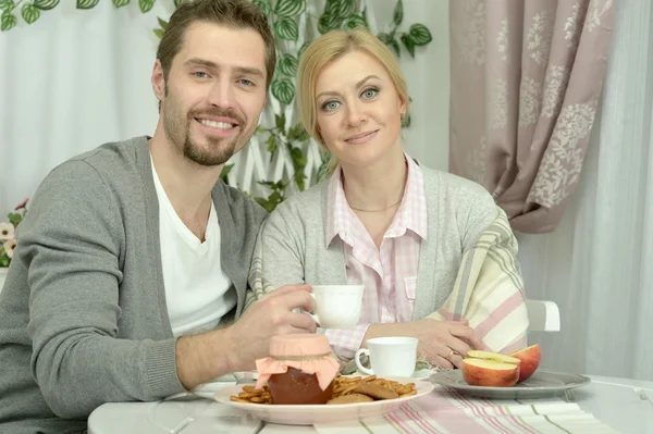 Pareja en la mesa con café y comida — Foto de Stock