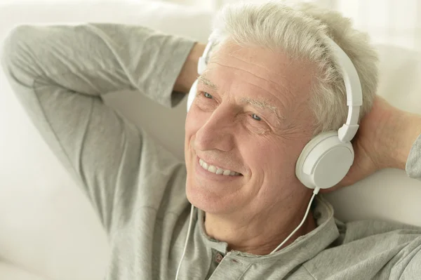 Hombre mayor en auriculares —  Fotos de Stock