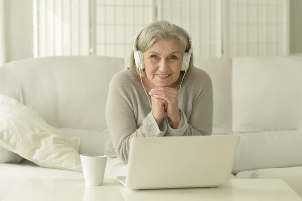 Oudere vrouw met laptop — Stockfoto