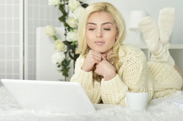 Jovem mulher bonita usando um laptop — Fotografia de Stock