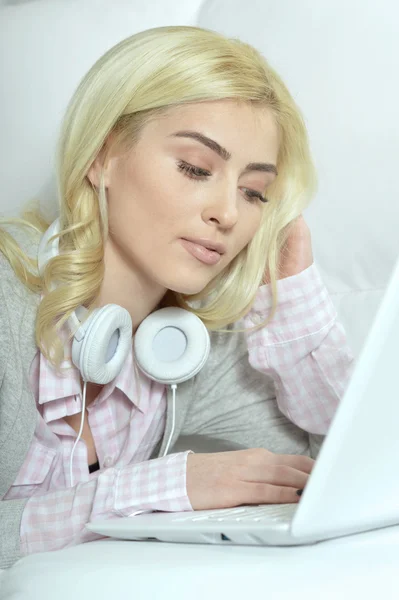 Όμορφη κοπέλα χρησιμοποιώντας ένα φορητό υπολογιστή — Φωτογραφία Αρχείου