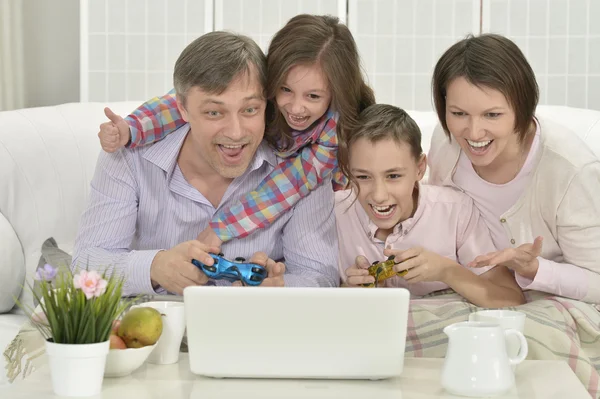 Familia jugando en el ordenador portátil —  Fotos de Stock