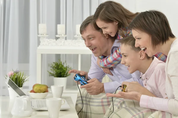 Famiglia che gioca sul computer portatile — Foto Stock