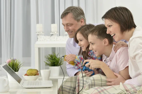 Família jogando no laptop — Fotografia de Stock