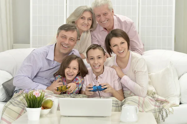 Família feliz com crianças com laptop — Fotografia de Stock