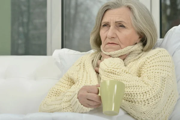 Mujer anciana enferma con té — Foto de Stock