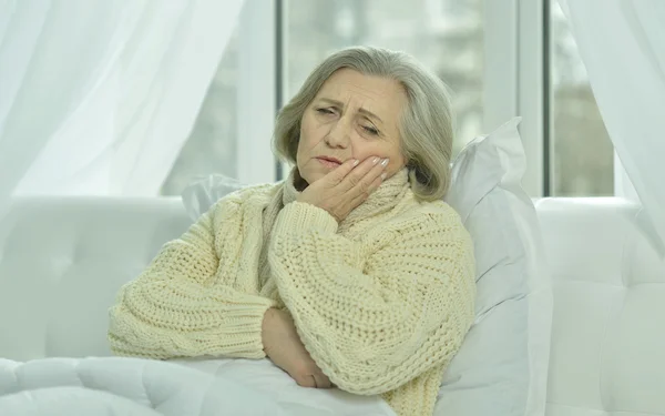 Malato donna anziana a letto — Foto Stock