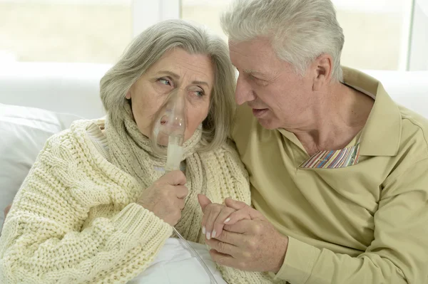 Zieke senior vrouw met haar man — Stockfoto