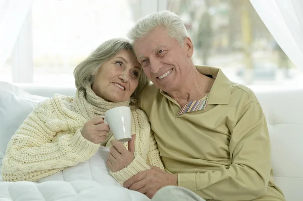 Mujer anciana enferma con su marido — Foto de Stock