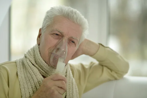 Anciano con inhalación de gripe — Foto de Stock