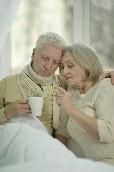 Krankes älteres Ehepaar im Bett — Stockfoto