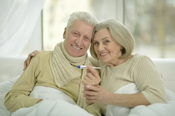 Krankes älteres Ehepaar im Bett — Stockfoto