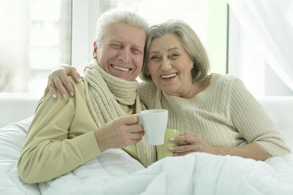 Doente casal idoso na cama — Fotografia de Stock