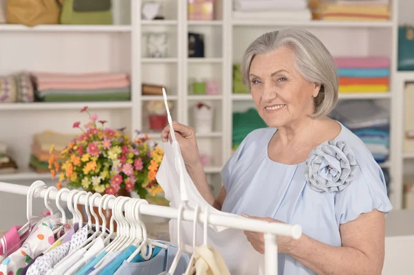 Frau in Einkaufszentrum — Stockfoto