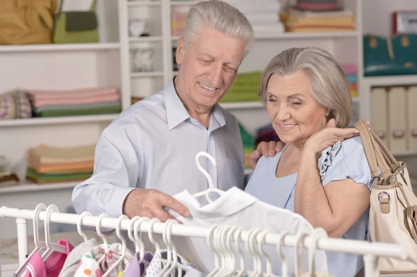 Casal sênior compras — Fotografia de Stock