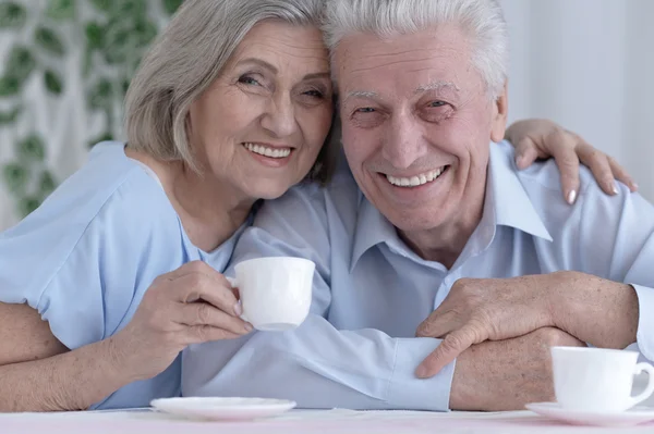 Ouder paar het drinken van thee — Stockfoto