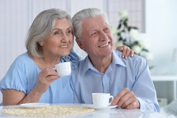 Ouder paar het drinken van thee — Stockfoto