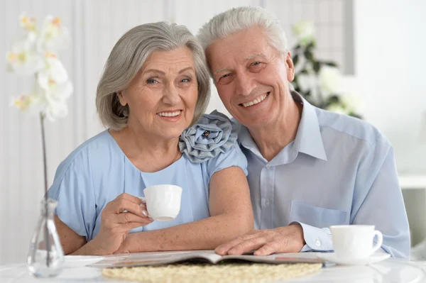 Ouder paar het drinken van thee — Stockfoto