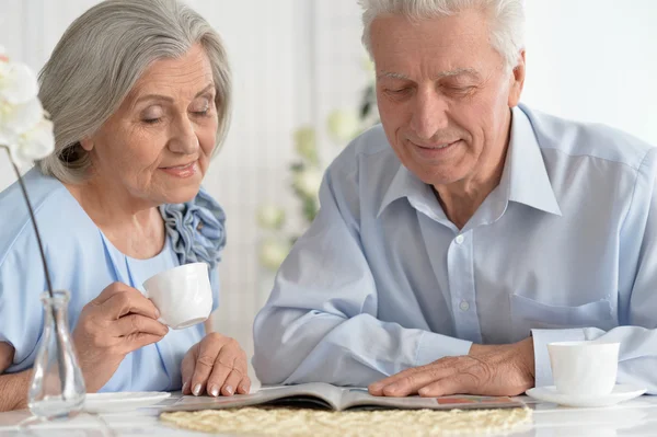 Ouder paar het drinken van thee — Stockfoto